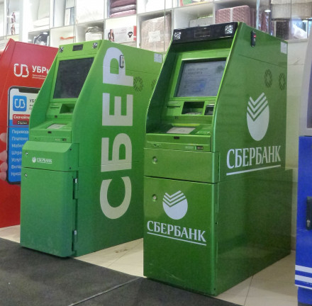 Эксперты рассказали, что россияне стали меньше пользоваться банкоматами