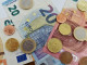 Экономист рассказал, какую валюту следует хранить «под подушкой»