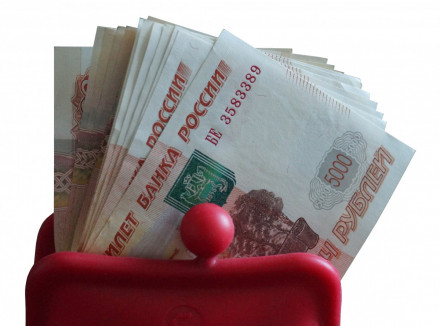 Россияне начали снимать деньги со счетов ради отдыха