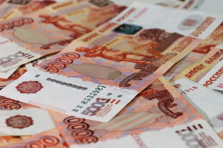 Аналитик назвал причины падения курса рубля