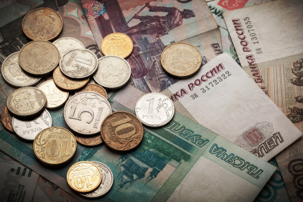 Экономисты оценили мнение о сезонном падении курса рубля
