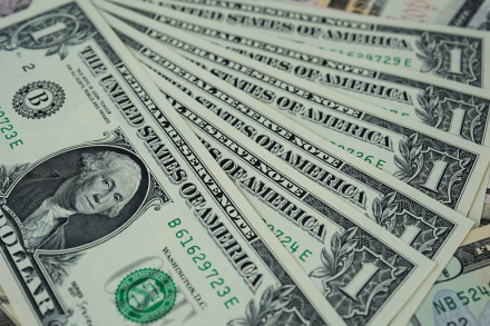 Эксперт назвал оптимальные сроки для покупки доллара